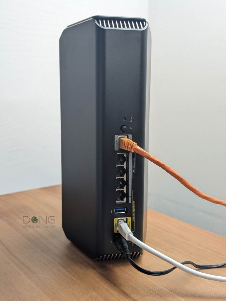 The Netgear RS700S in action (ports)